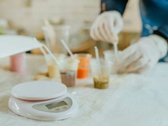 Pourquoi certaines poudres de mica nacrées se déposent-elles plus rapidement dans les résines à faible viscosité ?