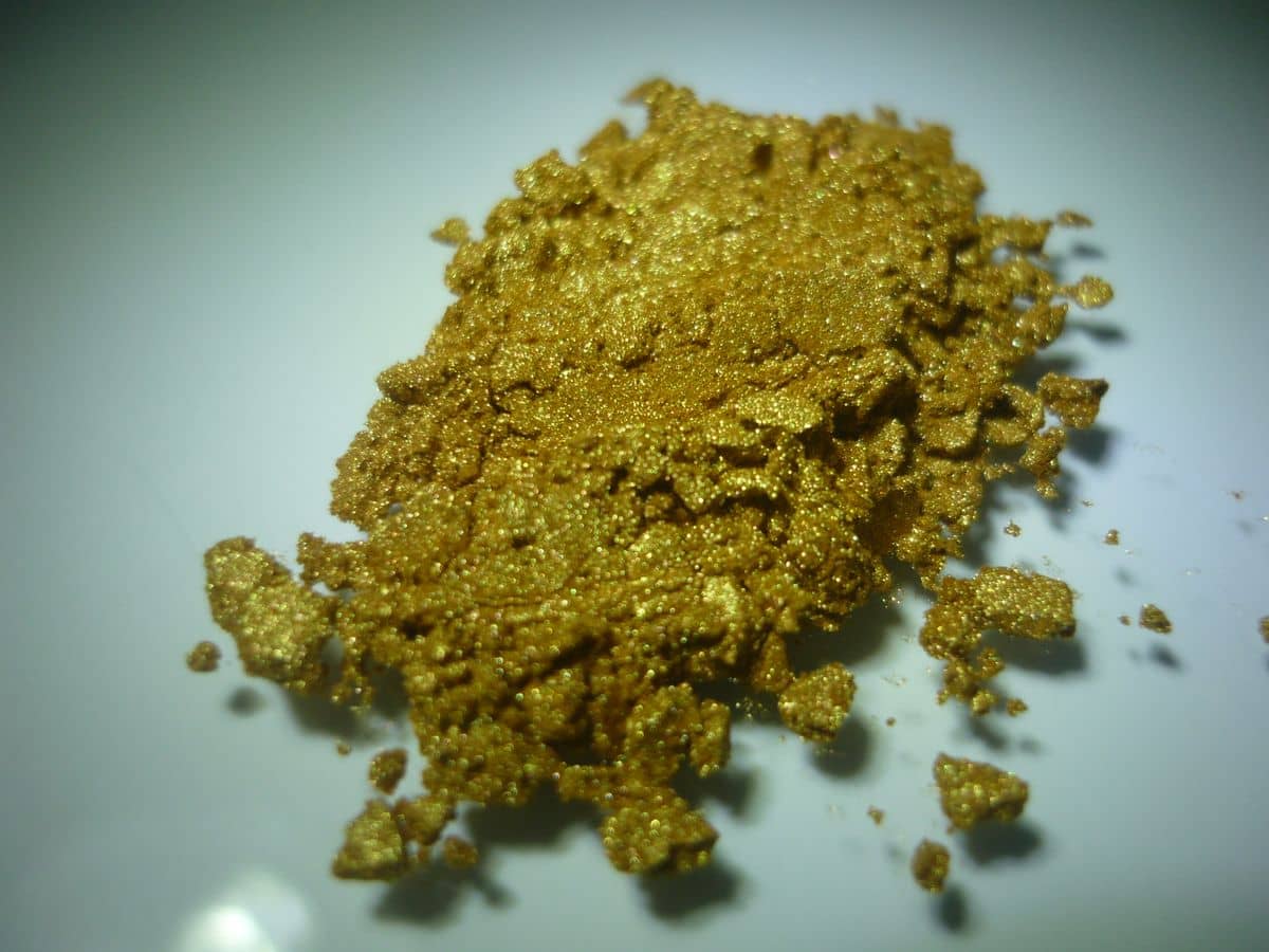 gold pearlescent powder