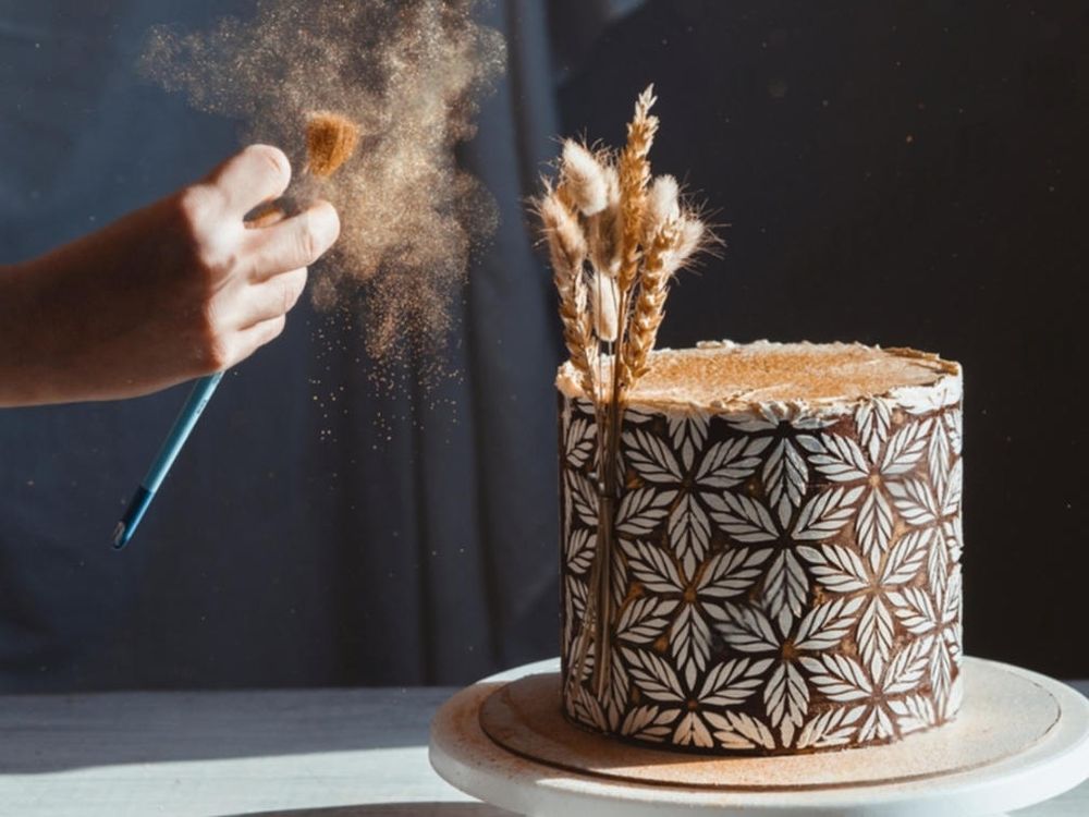 Comment utiliser des paillettes comestibles sur les gâteaux