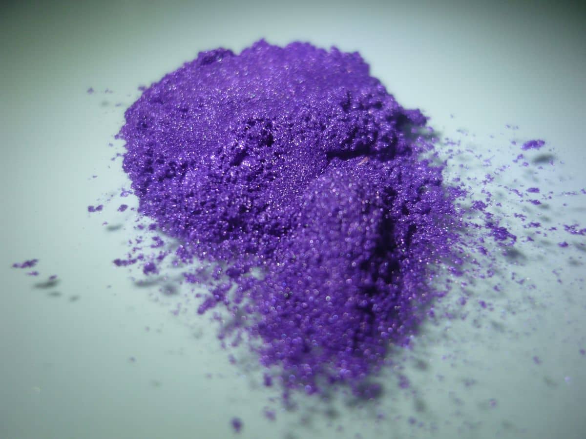 Kolortek's ISO 9001-certified pearlescent pigment production line showing automated coating reactors and inline particle size monitoring